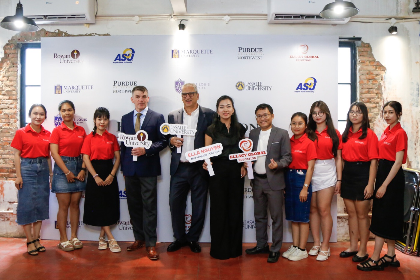 Đại diện Rowan University, La Salle University cùng đội ngũ Ellacy