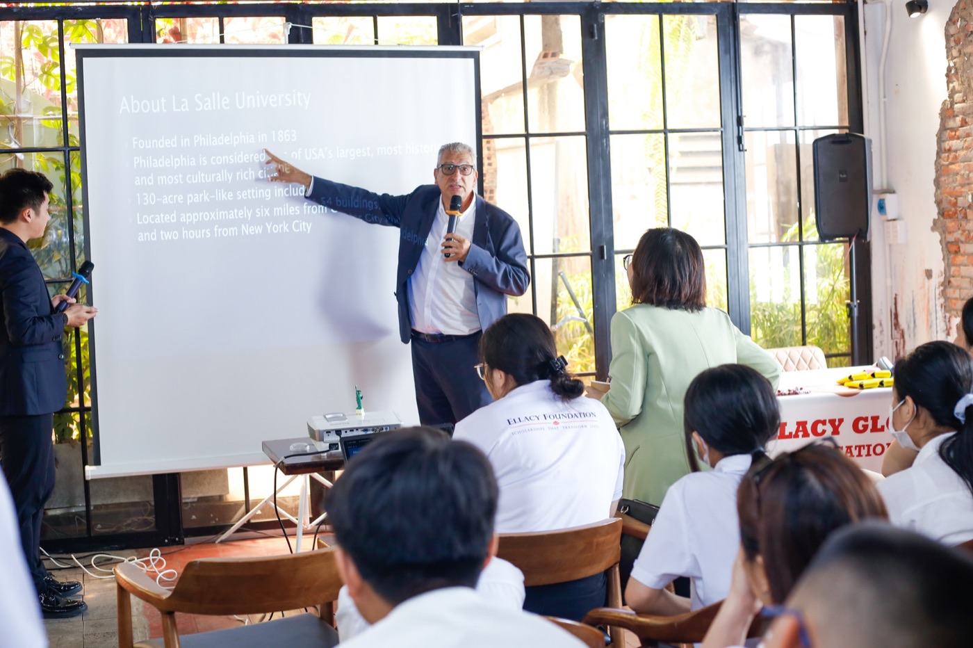 Đại diện La Salle University chia sẻ với học sinh