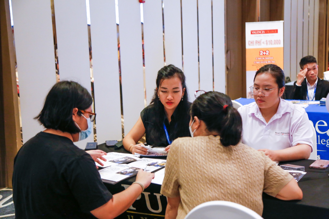 Tư vấn hồ sơ trực tiếp cho phụ huynh và học sinh